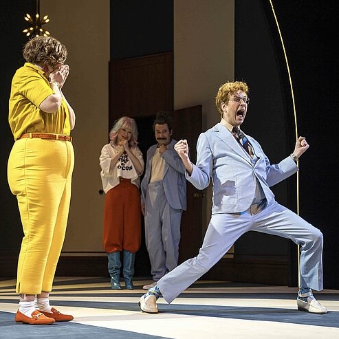 Vorhang auf: „Der Partylöwe“ & die Politik der Bühne