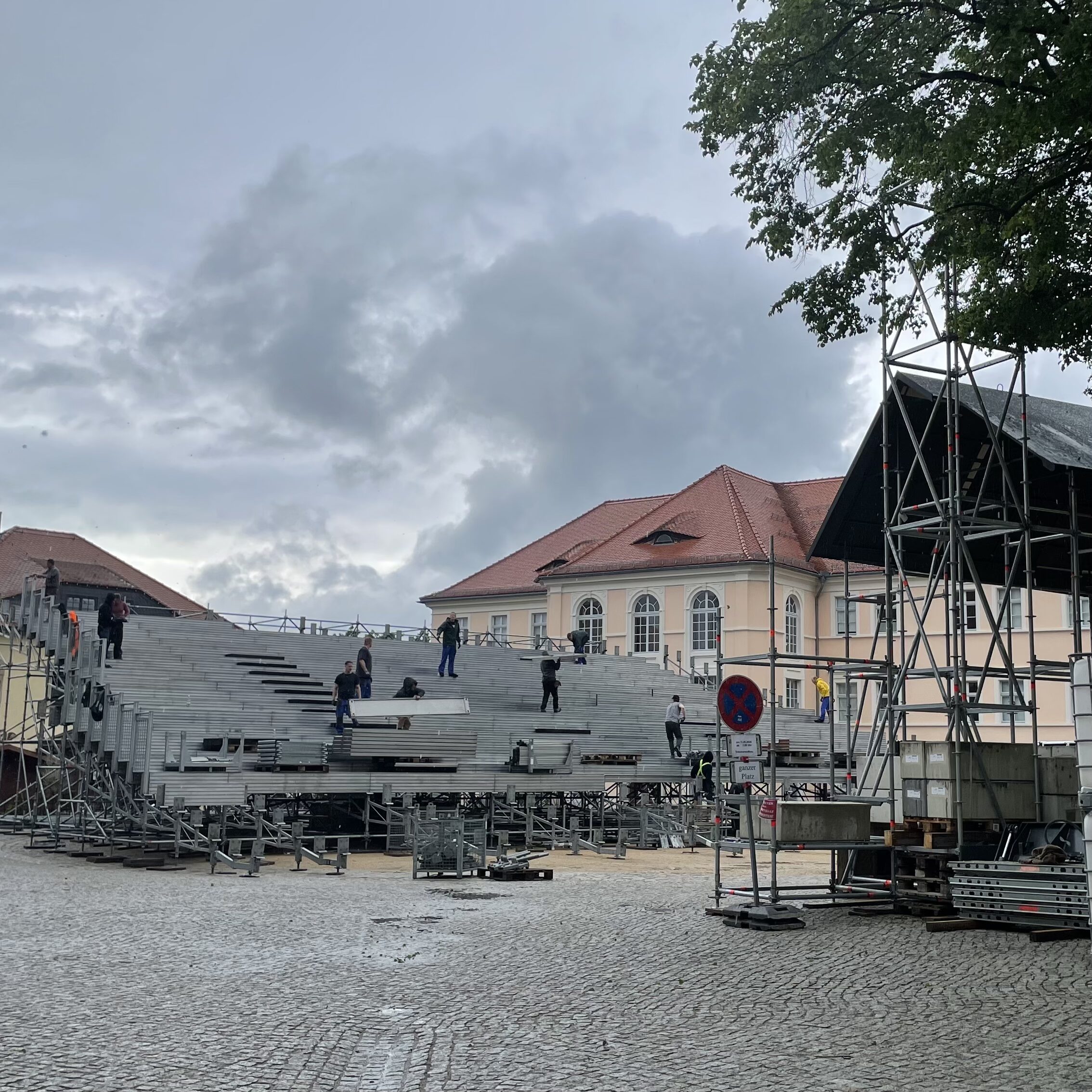 Spuk von draußen, Reihe 11 und eine Drehscheibe