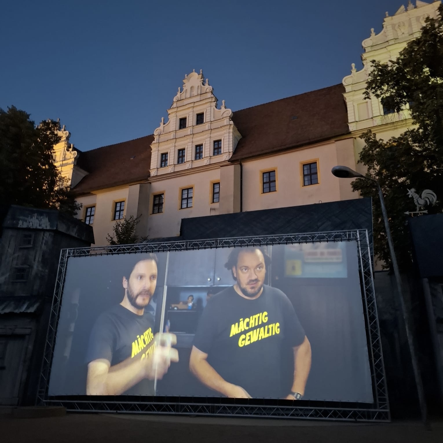 Burgfilm-Nächte, weiße Kaninchen und heiße Temperaturen – der Bautzener Theatersommer 2026